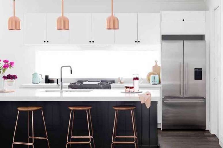 65. Decora&ccedil;&atilde;o moderna para cozinha com ilha e pedente rose gold &ndash; Foto: E&S Trading