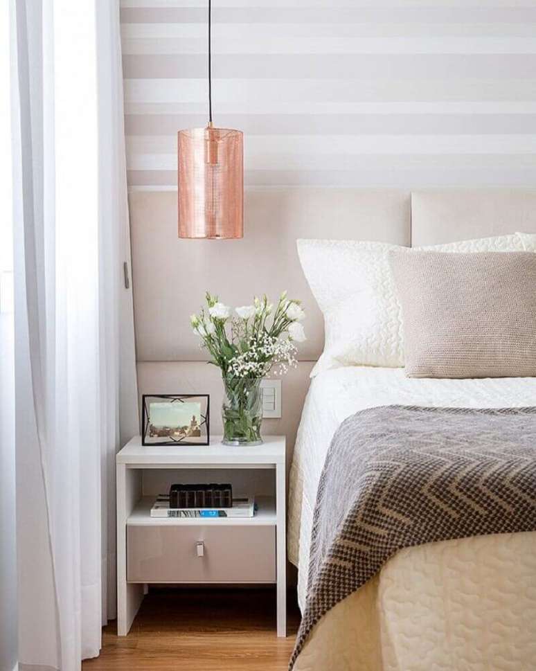 67. Pedente rose gold para decoração de quarto em tons neutros – Foto: Barbara Dundes