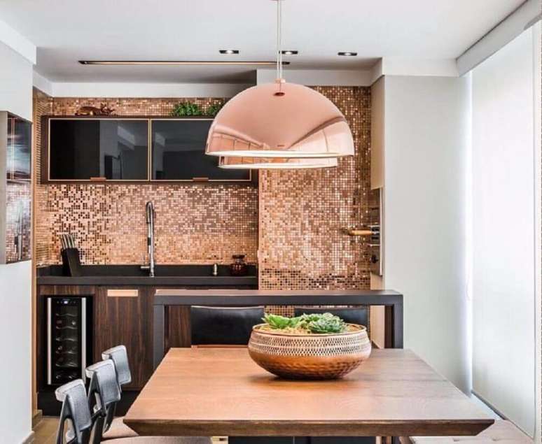 72. Decora&ccedil;&atilde;o para varanda gourmet com pastilhas e pendente rose gold &ndash; Foto: Mariana Lobo