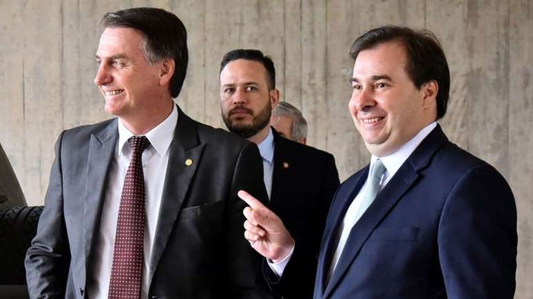 Bolsonaro (esq.) e Rodrigo Maia posam para foto no Centro de Convenções do Banco do Brasil (CCBB)