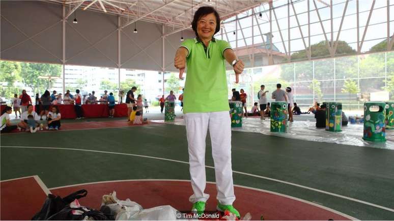 A parlamentar Lee Bee Wah participa do dia da limpeza em Khatib pelo menos uma vez por m&ecirc;s. Ela encoraja seus eleitores a se envolver