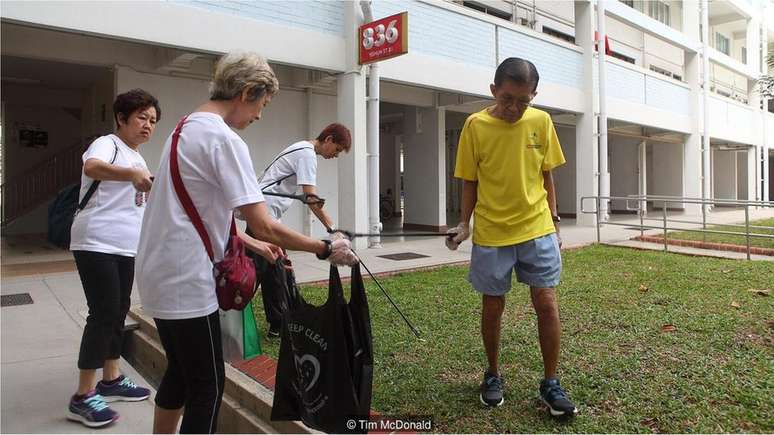 Volunt&aacute;rios no dia de limpeza de Khatib, embora j&aacute; existam 56.000 faxineiros registrados em Cingapura