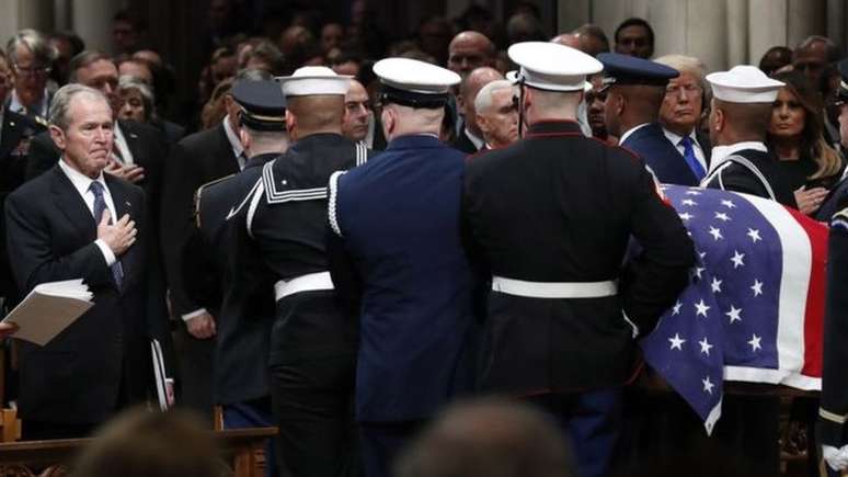 O corpo foi levado por um cortejo militar ao fim da cerim&ocirc;nia