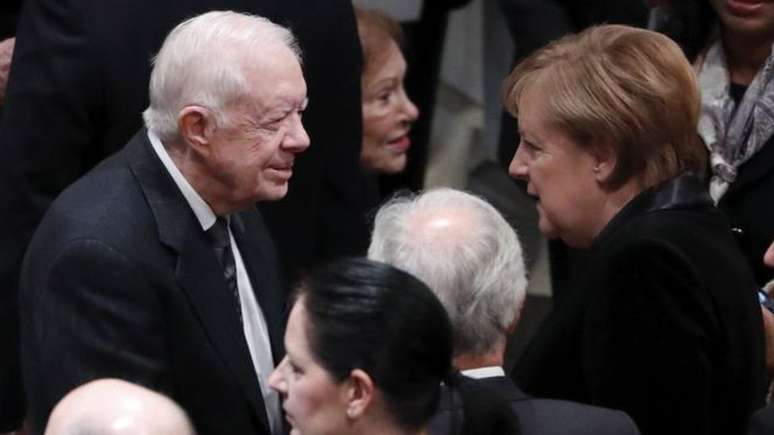 Aos 94 anos, Jimmy Carter (esq.) é o presidente mais antigo dos EUA vivo. Na foto, ele cumprimenta a chanceler alemã Angela Merkel