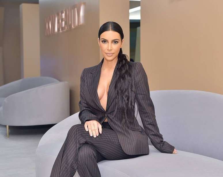 Kim Kardashian participa da abertura de sua loja pop-up.