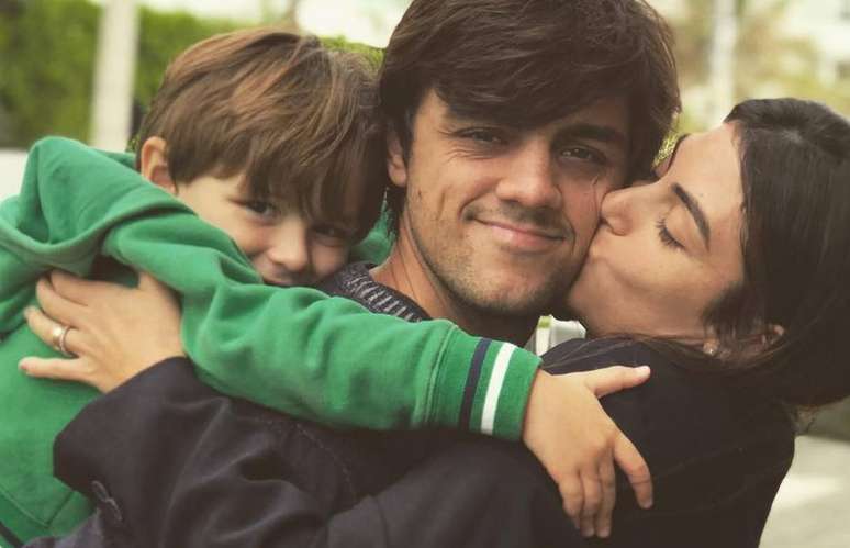 Felipe Simas, Mariana Uhlmann e seu filho, Joaquim.