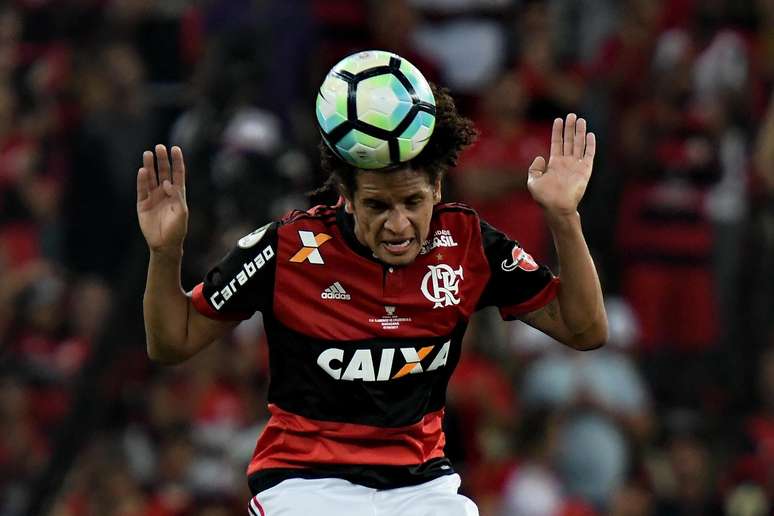 O volante William Arão disputa partida pelo Flamengo