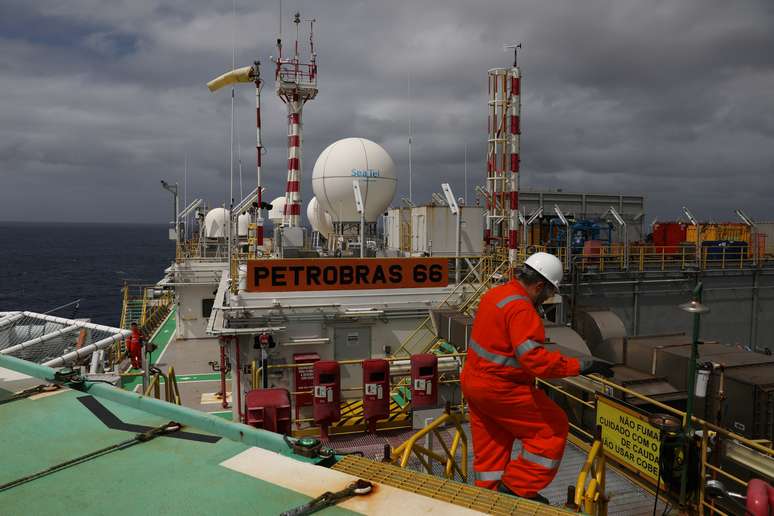 Trabalhador caminha na plataforma petrolífera Petrobras P-66 na Bacia de Santos, no Rio de Janeiro 5/09/ 2018.  REUTERS/Pilar Olivares 