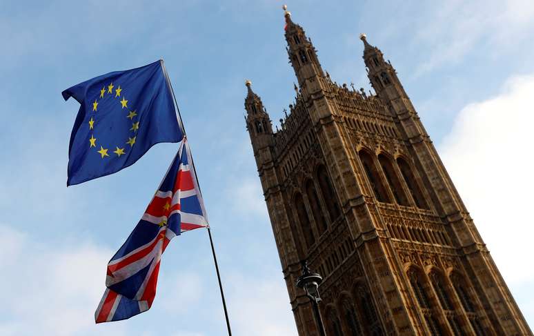 Bandeiras da UE e do Reino Unido na frente do Pal&aacute;cio de Westminster, em Londres
20/12/2017
REUTERS/Peter Nicholls 