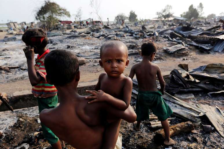 Crian&ccedil;as andam por destro&ccedil;os em campo para mu&ccedil;ulmanos rohingya em Mianmar  03/05/2016 REUTERS/Soe Zeya Tun