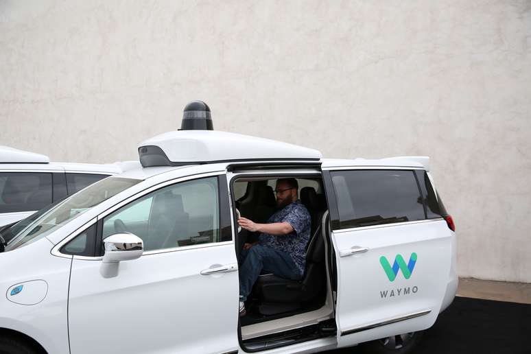 Homem é visto dentro de um veículo autônomo Waymo, durante uma demonstração em Chandler, Arizona 29/11/ 2018. REUTERS/Caitlin O’Hara 
