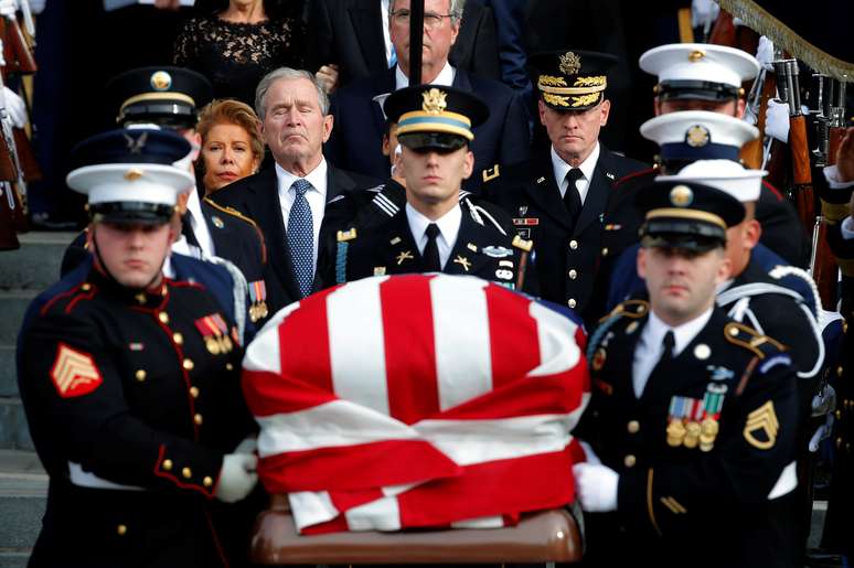 Militares carregam caix&atilde;o do ex-presidente George H.W. Bush, na Catedral Nacional de Washington
05/12/218
REUTERS/Jim Young