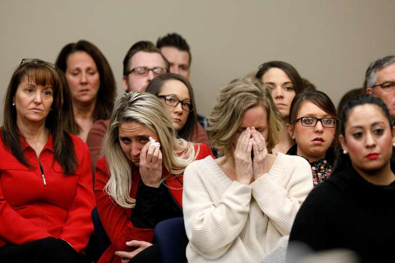 Vítimas do médico Nassar choram durante audiência
  24/1/2018   REUTERS/Brendan McDermid   