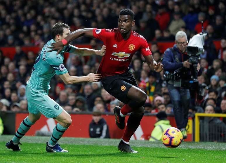 Paul Pogba em lance com Stephan Lichtsteiner
  5/12/2018    REUTERS/Darren Staples 