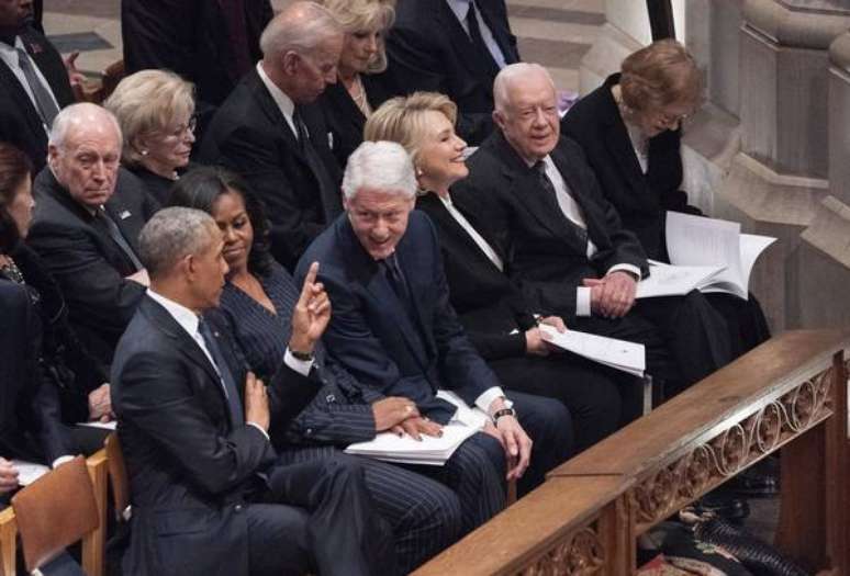 Trump cumprimenta Obama, mas ignora casal Clinton em funeral