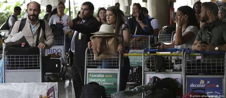 No aeroporto em Brasília, médicos cubanos aguardam embarque para retornar a Cuba 