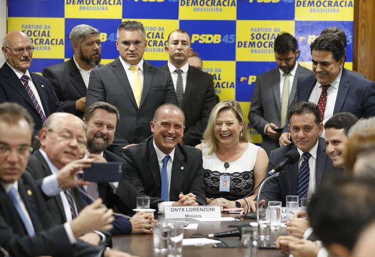 O ministro extraordinário da transição, Onyx Lorenzoni, futuro Ministro da Casa Civil do governo Jair Bolsonaro (PSL), ao lado da deputada eleita, Joice Hasselmann (PSL-SP), reunido com integrantes da bancada do PSDB, na Câmara dos Deputados