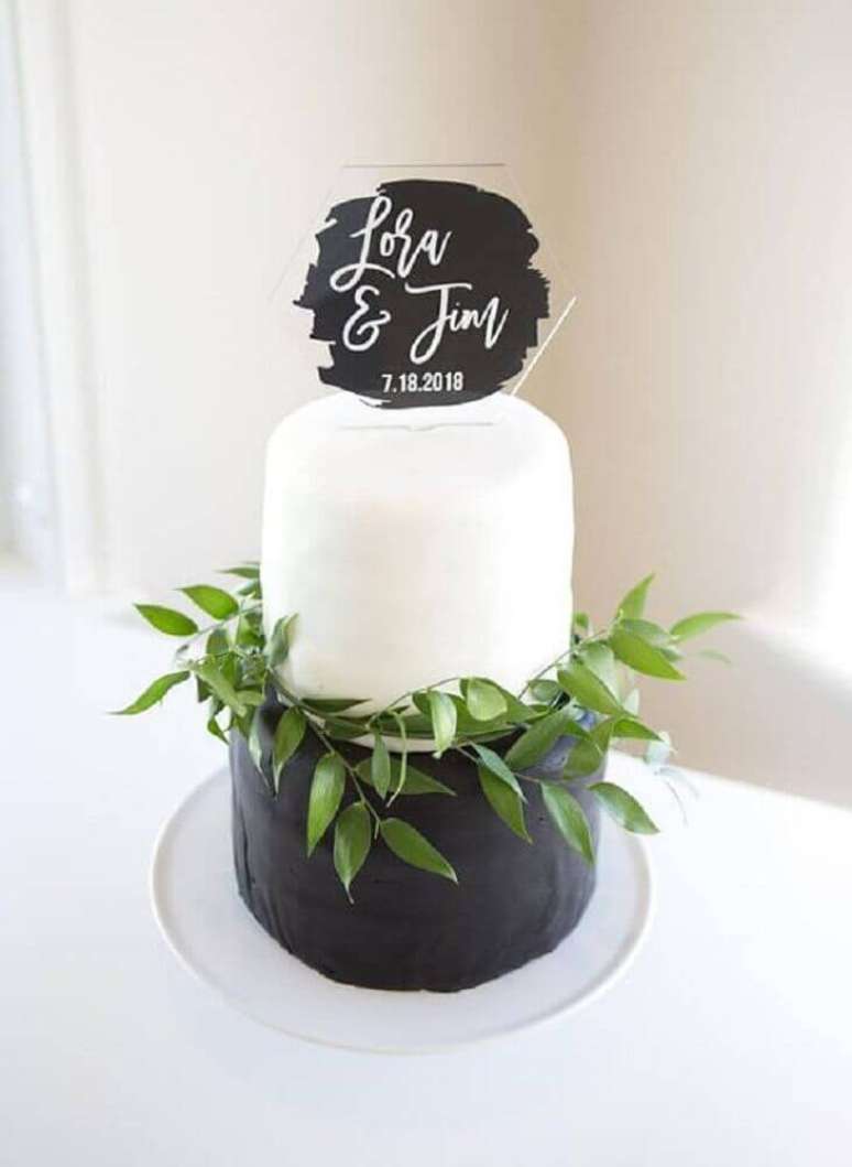 13. Modelo moderno de bolo simples de casamento dois andares com acabamento em folhagens – Foto: Pinterest