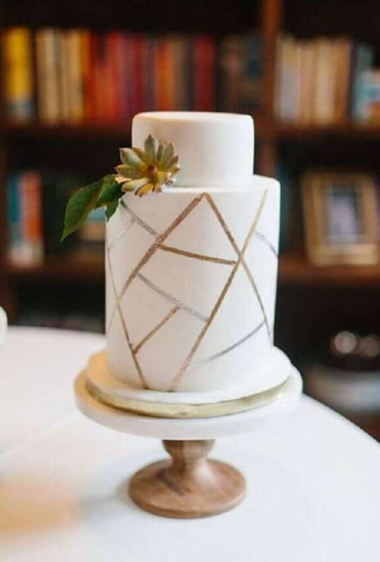 7. Acabamentos metalizados levando modernidade para o bolo de casamento simples e clássico – Foto: Gotarboro