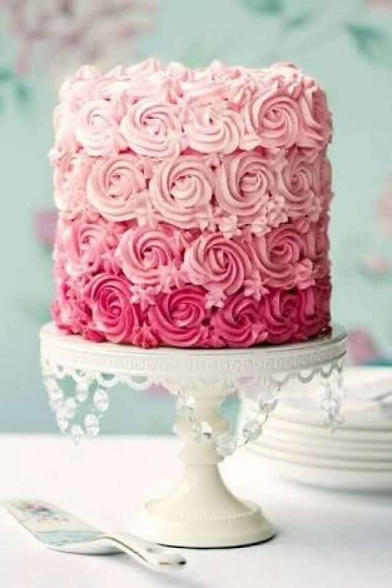 8. Modelo rom&acirc;ntico de bolo de casamento simples com chantilly cor de rosa &ndash; Foto: Weddbook