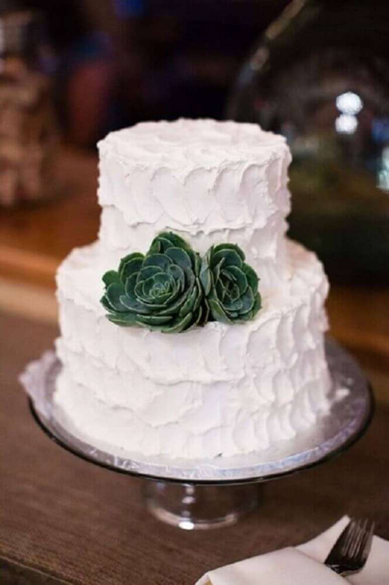 14. O bolo de casamento simples com chantilly ganhou um toque especial com as suculentas na decoração – Foto: Carmen Salazar