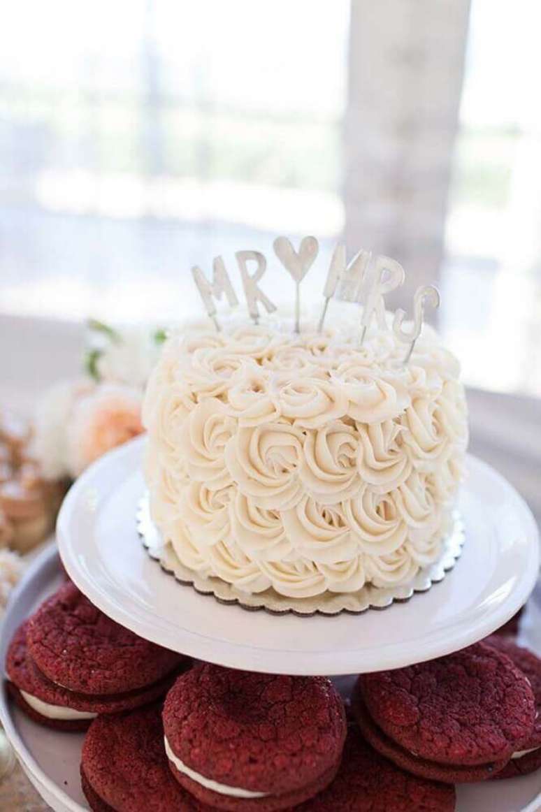 5. Além de delicioso o bolo de casamento simples com chantilly fica lindo – Foto: Leeches