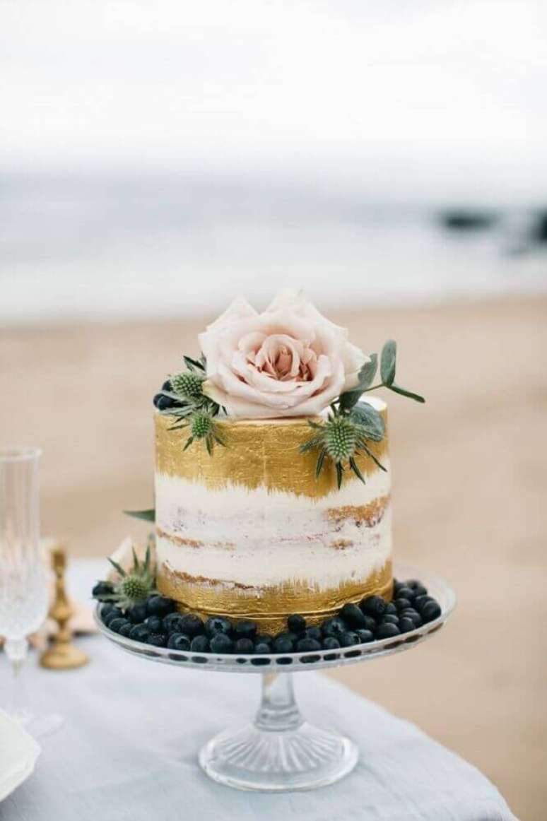 15. Lindo bolo de casamento simples decorado com detalhes em dourado e grande rosa no todo – Foto: Cake Couture NI