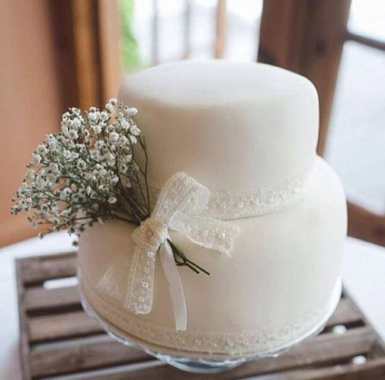 17. Bolo de casamento simples decorado com renda e pequeno buquê – Foto: Pinterest