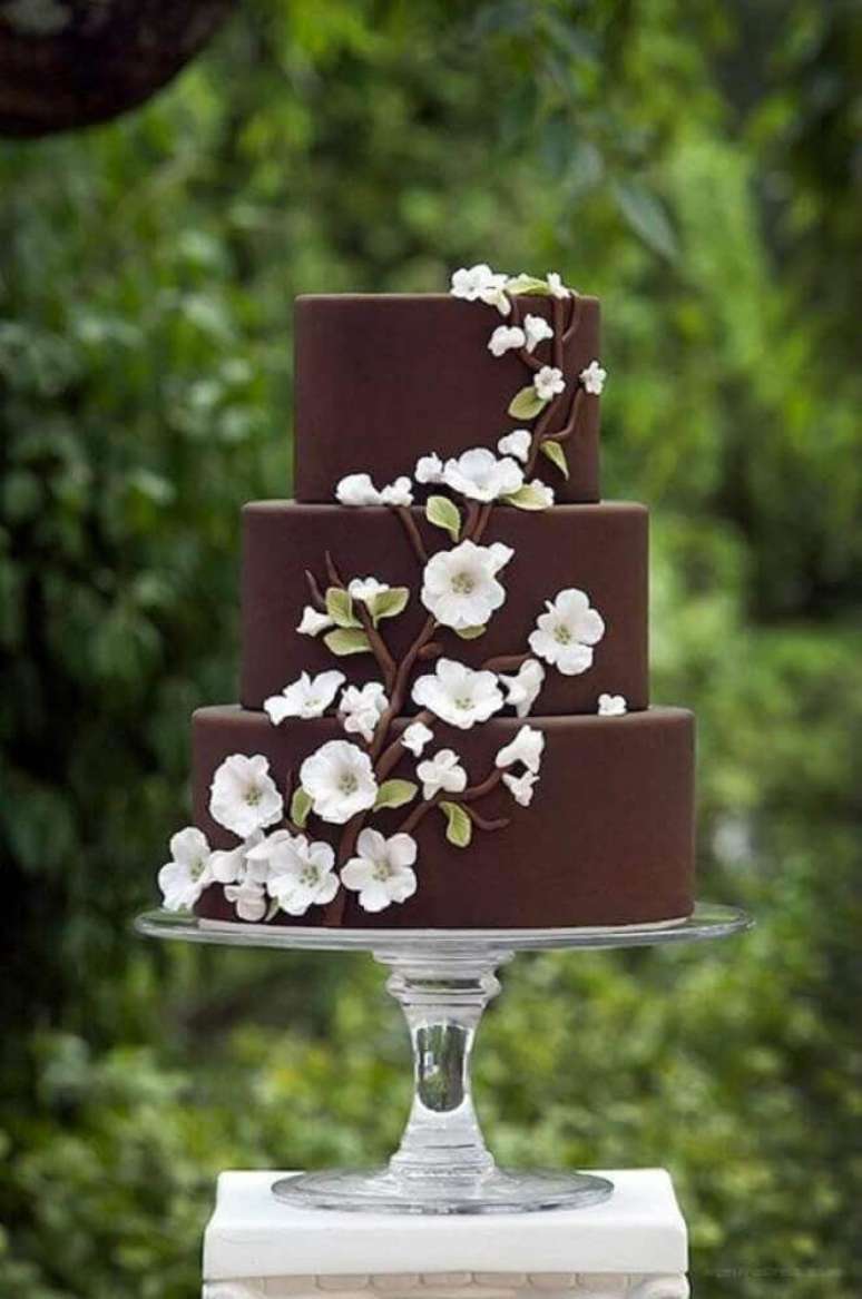 21. Fuja do tradicional branco e invista em um lindo bolo para casamento simples todo de chocolate – Foto: Weddbook