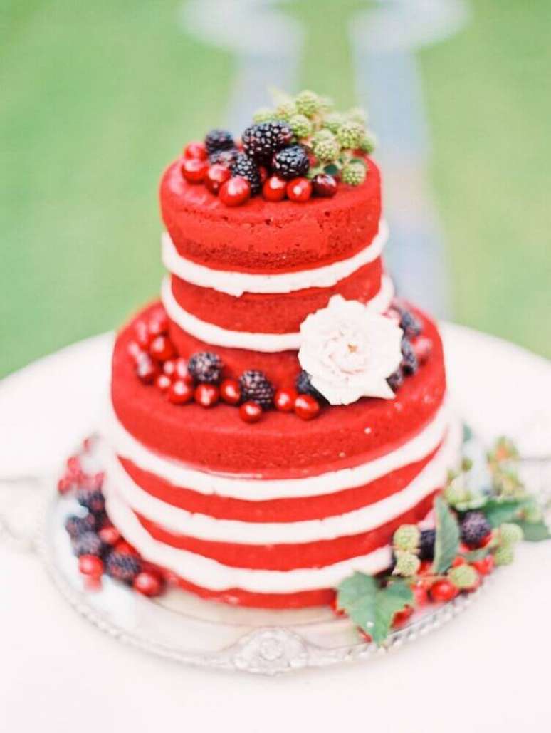 10. O para casamento simples red velvet fica lindo e tem se tornando uma grande tendência – Foto: Affinity Weddings