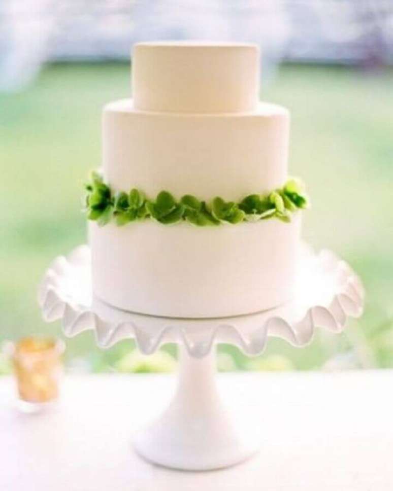23. Os detalhes podem fazer toda a diferença em um bolo para casamento simples – Foto: Once Wed