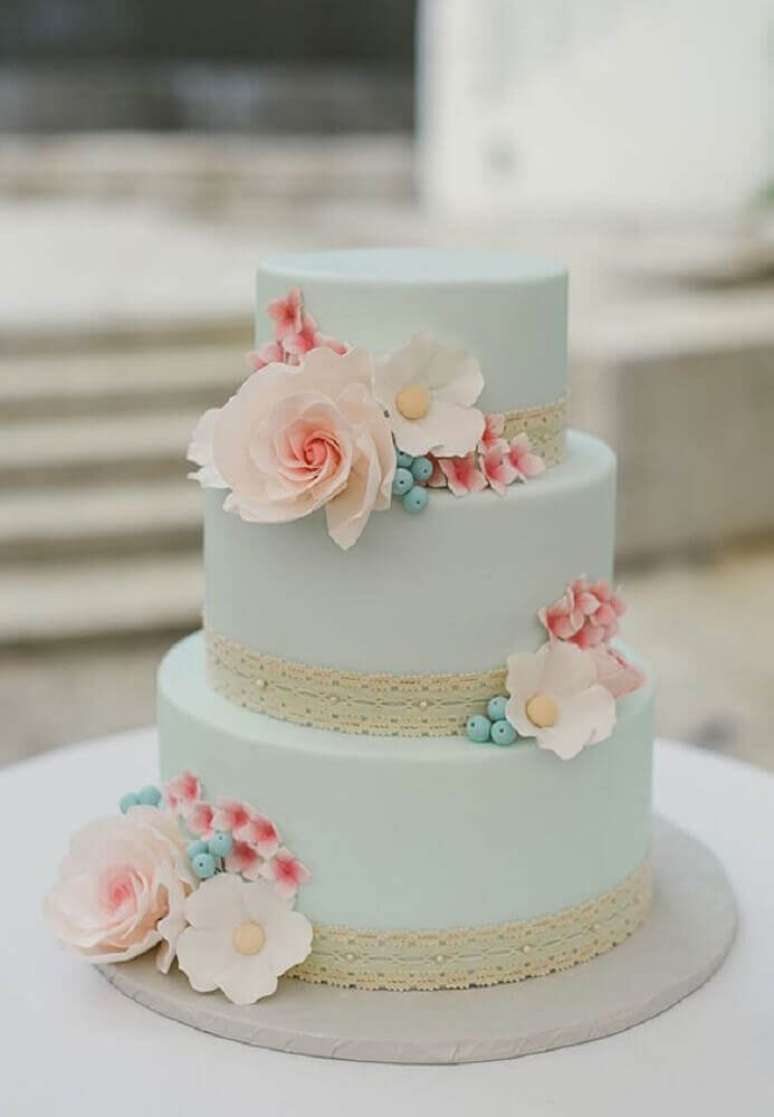 25. O azul pastel trouxe um ar super delicado para esse bolo de casamento simples decorado com flores – Foto: Bem Vinda Noiva
