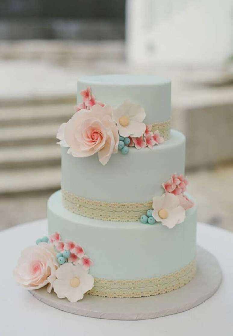 25. O azul pastel trouxe um ar super delicado para esse bolo de casamento simples decorado com flores &ndash; Foto: Bem Vinda Noiva