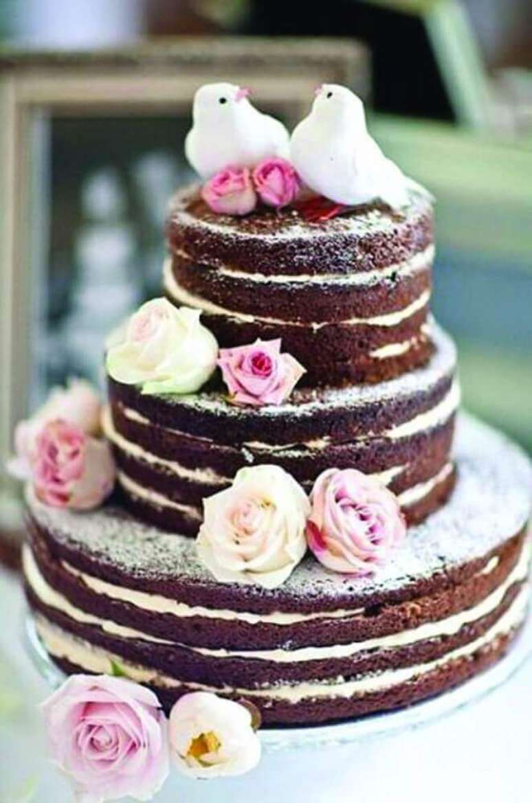 26. As fotos de bolo de casamento simples no estilo naked cake sempre são de encher os olhos – Foto: Pedaços de Ternura