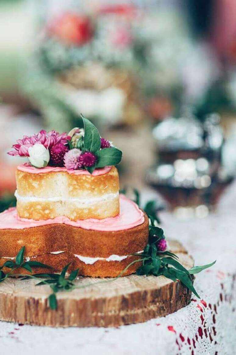 3. O bolo de casamento simples em formato de coração é perfeito para um toque ainda mais romântico na festa – Foto: Rock My Wedding