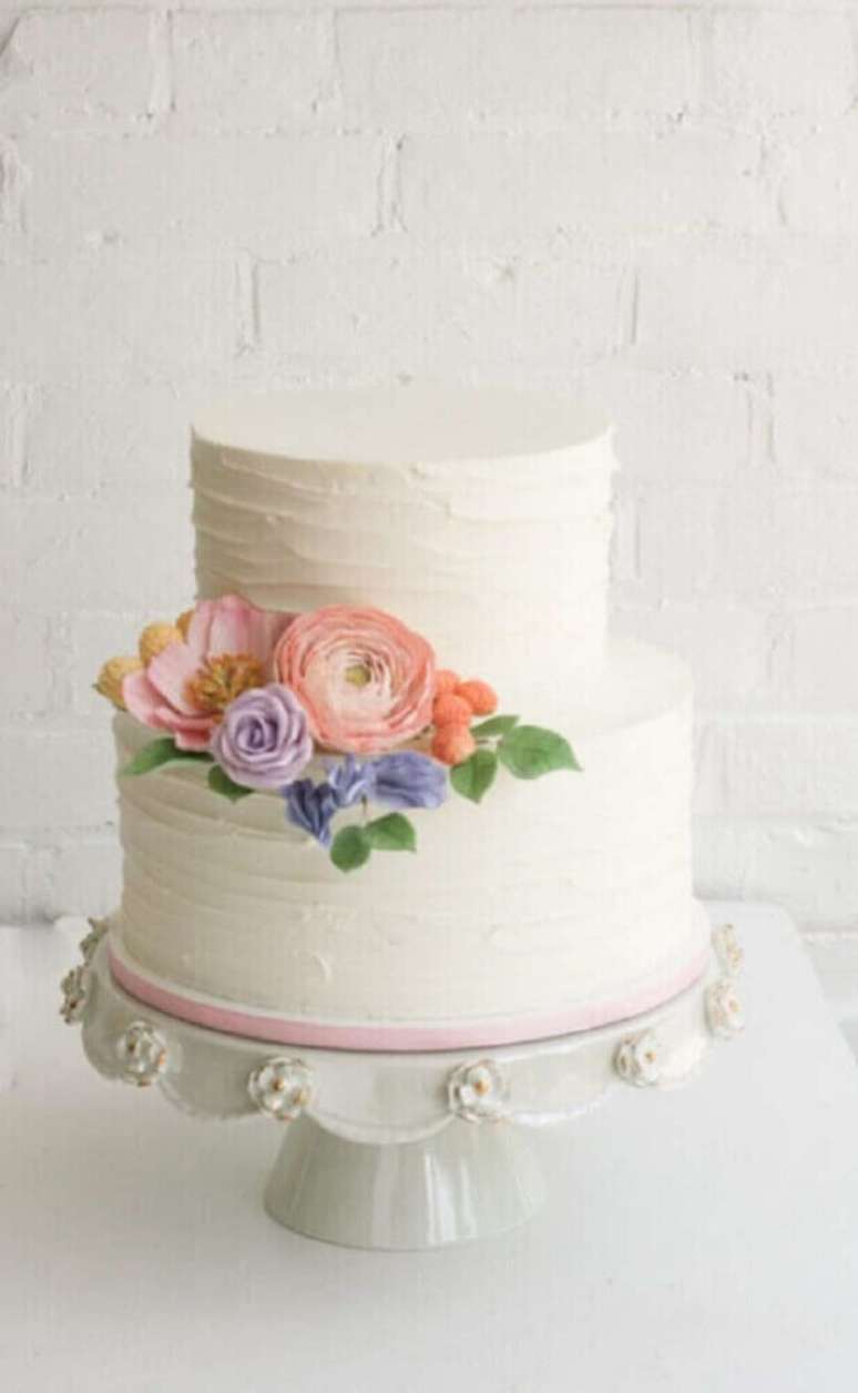 24. Bolo para casamento simples todo branco, 2 andares e decorado com flores – Foto: Pinterest
