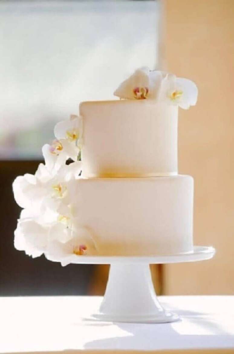 27. Lindo e delicado bolo para casamento simples todo branco decorado com orquídeas – Foto: Wedding Cakes Ideas