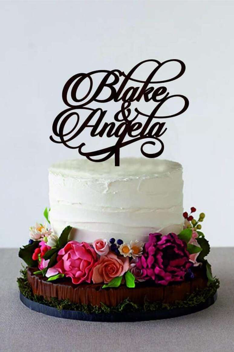 29. Aqui as flores deram mais alegria e colorido para o bolo de casamento simples com chantilly – Foto: Weddbook