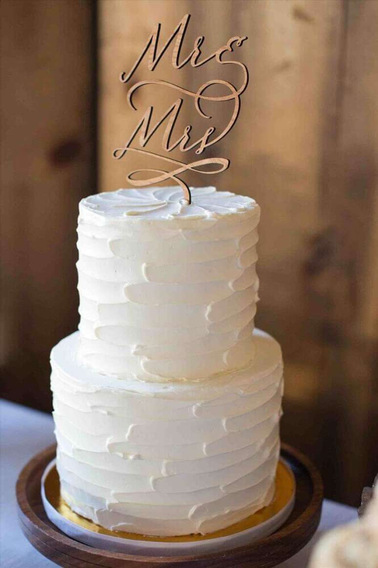 32. Decora&ccedil;&atilde;o para bolo de casamento simples com chantilly e 2 andares &ndash; Foto: Wedding Ideas