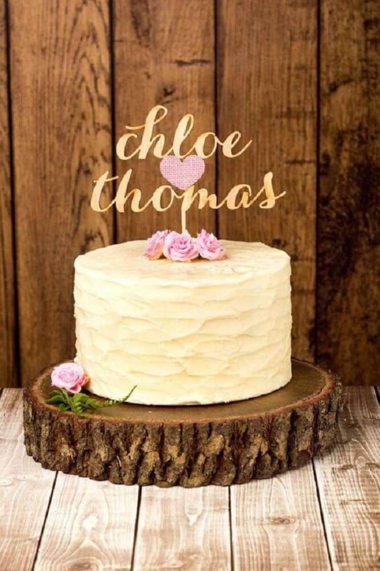 33. Decoração com pequenas flores para bolo de casamento simples – Foto: Aqua Blue Wedding