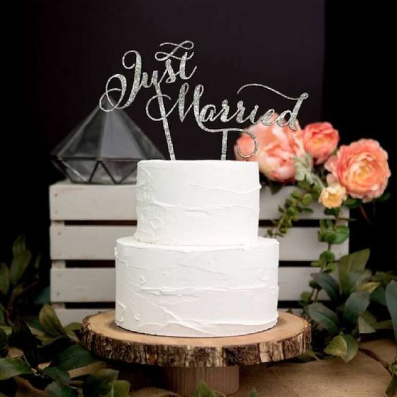 34. O bolo de casamento simples com chantilly também pode ser uma boa ideia para decorar uma festa rústica – Foto: Pinterest