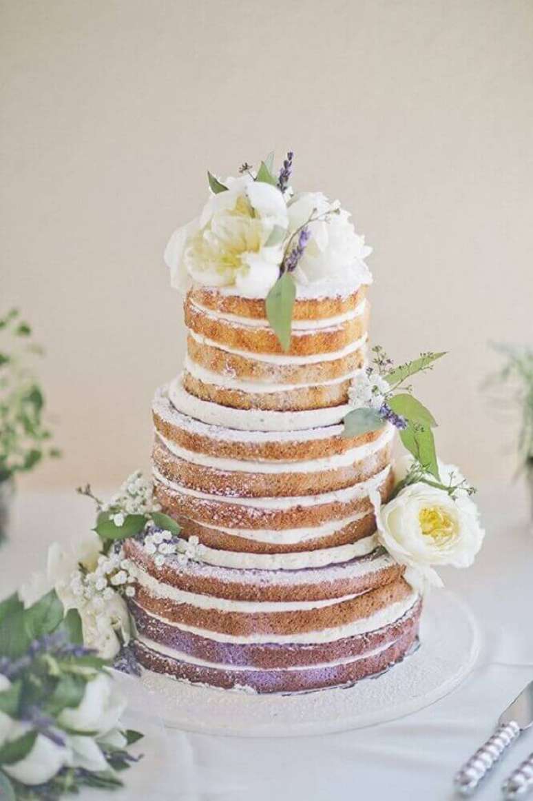 35. Linda decoração com flores brancas para bolo de casamento simples e bonito – Foto: Yandex