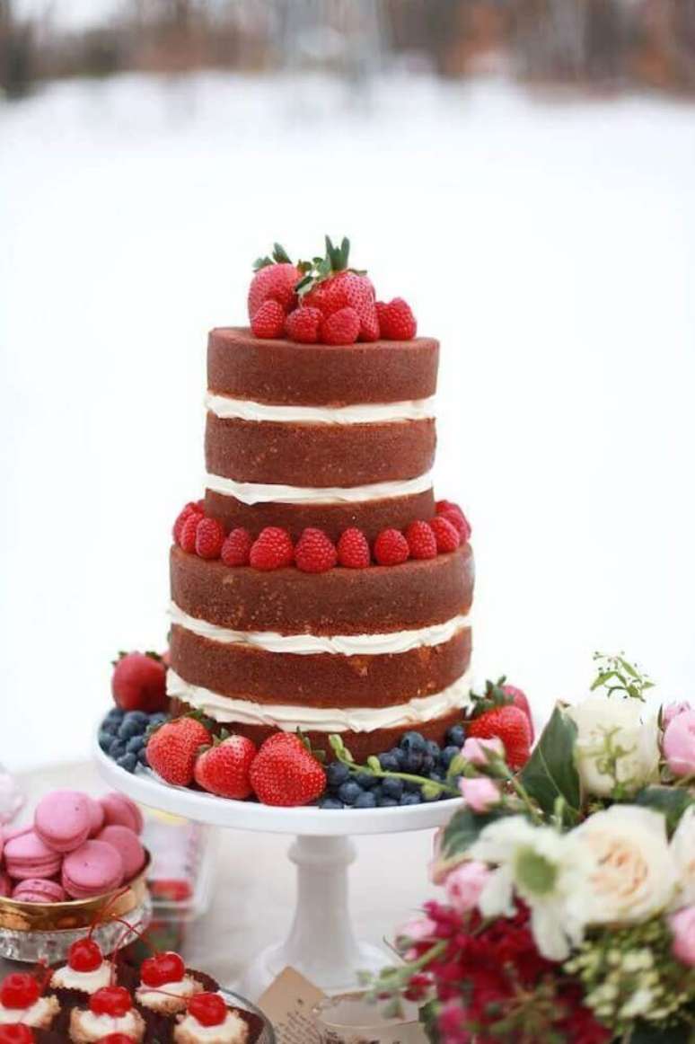37. Decoração com morangos para bolo de casamento simples e bonito 2 andares – Foto: Burnett’s Boards