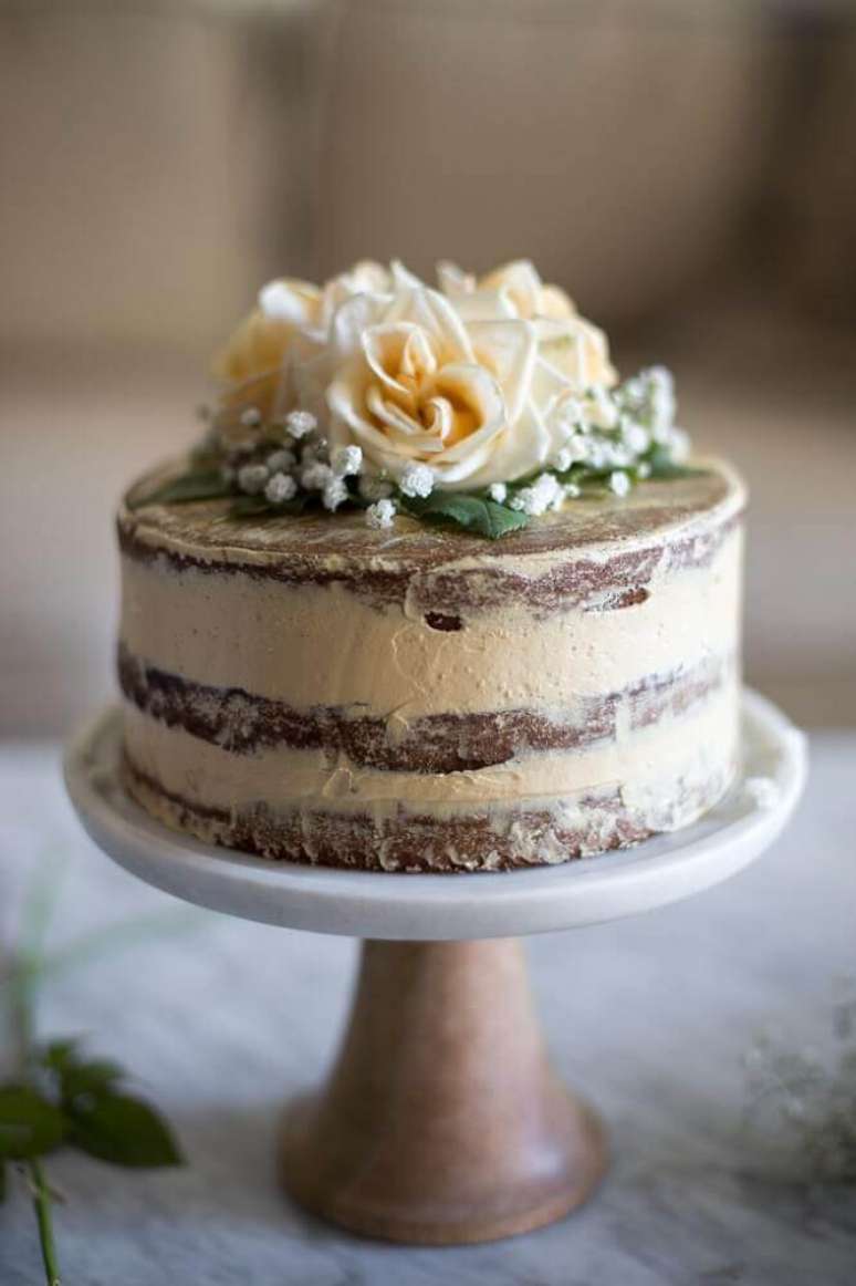 39. Decoração rústica para bolo de casamento simples com rosas no topo – Foto: Marulan General Store