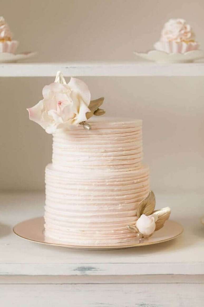41. Decoração delicada e romântica para bolo de casamento simples e bonito – Foto: LemonJellyCake