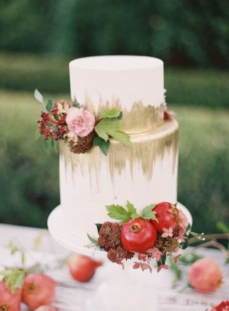 43. Invista em detalhes modernos para a decoração do bolo para casamento simples – Foto: Trendy Bride