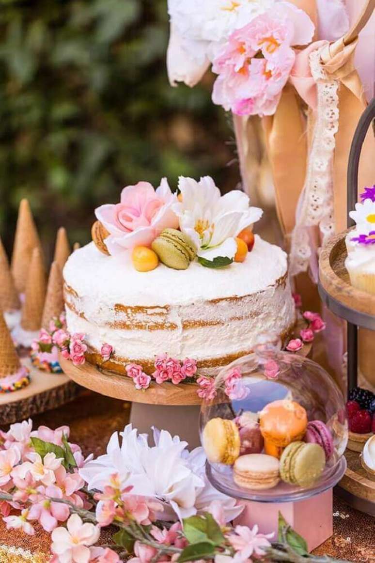 44. Decora&ccedil;&atilde;o rom&acirc;ntica com bolo de casamento simples com chantilly e flores &ndash; Foto: Brit + Co