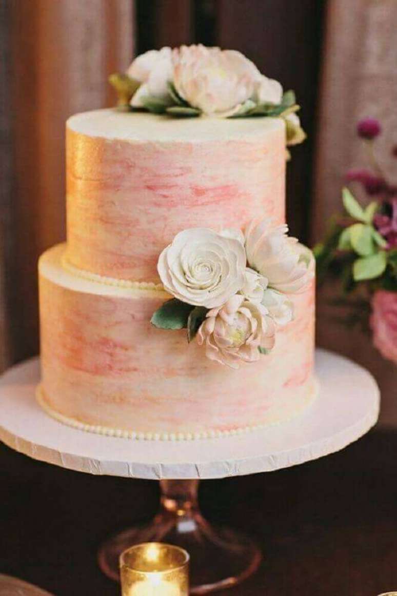 45. Para um bolo de casamento simples com detalhes rom&acirc;nticos invista em p&eacute;rolas, flores e tamb&eacute;m em tons de rosa &ndash; Foto: Leeches