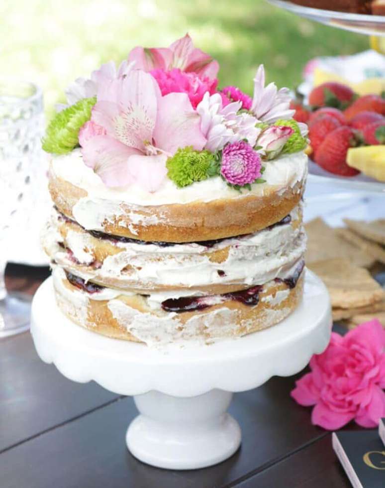 49. O bolo de casamento simples e bonito pode conter bastante flores na sua decoração – Foto: Festa de Casamento