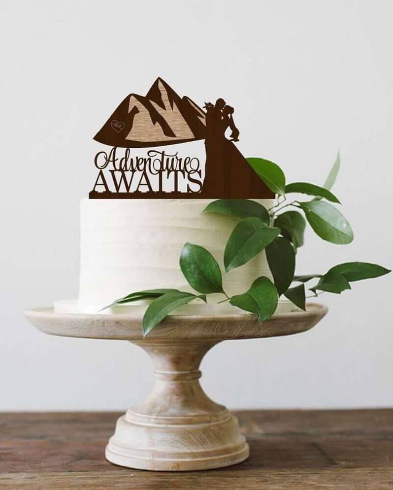 50. Decoração simples com folhagens para bolo de casamento simples e bonito – Foto: Weddbook